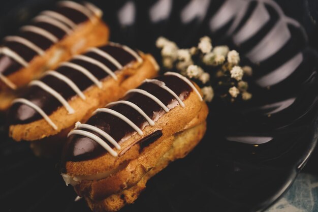 Consiglio con una deliziosa torta sul tavolo