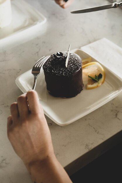 Consiglio con una deliziosa torta sul tavolo