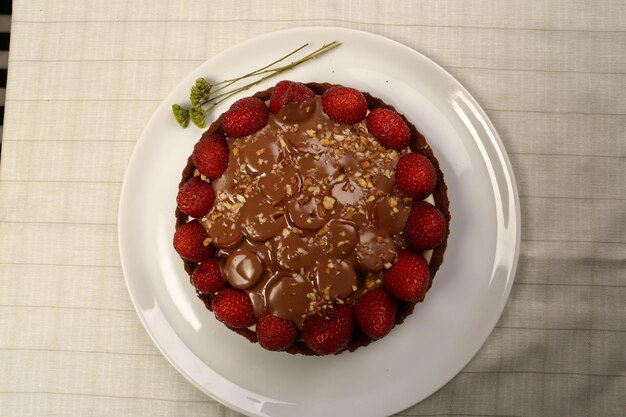 Consiglio con una deliziosa torta sul tavolo