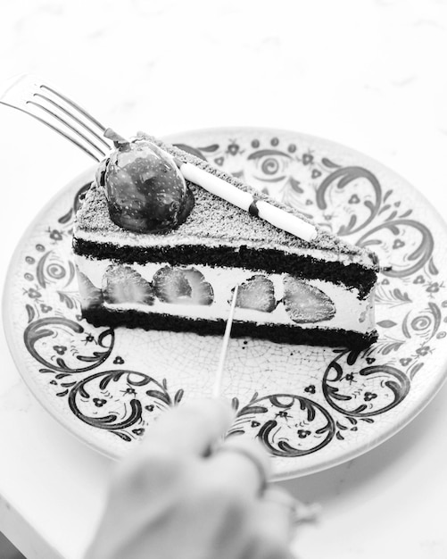 Consiglio con una deliziosa torta sul tavolo