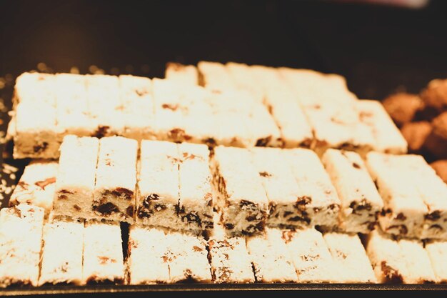 Consiglio con una deliziosa torta sul tavolo