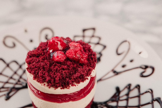 Consiglio con una deliziosa torta sul tavolo