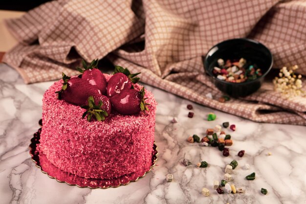 Consiglio con una deliziosa torta sul tavolo