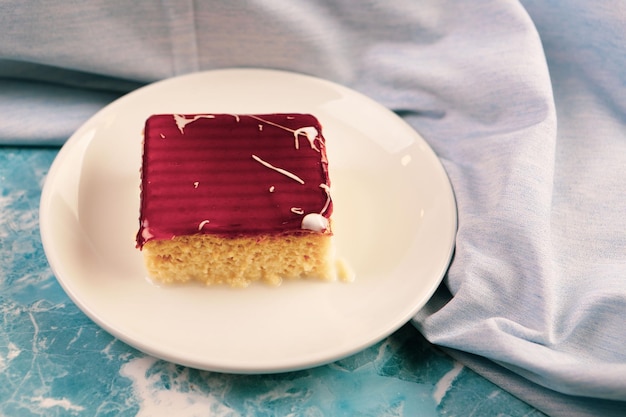 Consiglio con una deliziosa torta sul tavolo