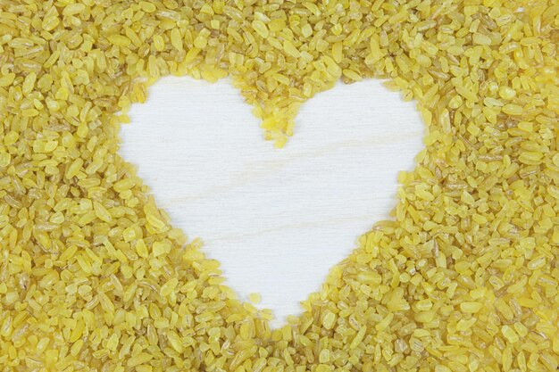 Consistenza del grano di bulgur con un cuore al centro Amore per i prodotti sani