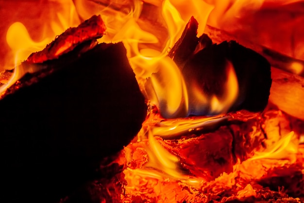 consistenza della legna che brucia nel forno