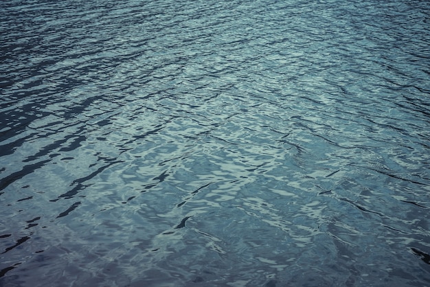 Consistenza delle calme acque viola del lago di montagna.