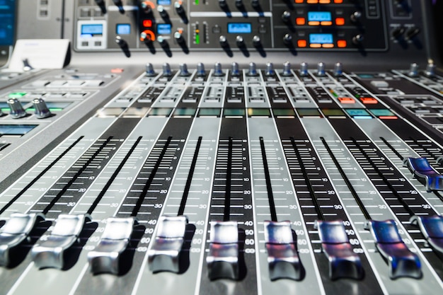 Console di missaggio. Mixer audio.