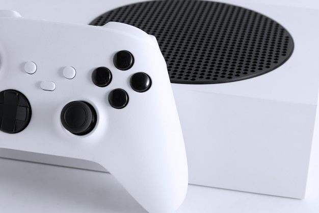 Console di nuova generazione con controller in vista ravvicinata