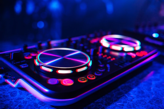 Console DJ per mixare musica con persone sfocate che ballano a una festa in discoteca Effetto realtà virtuale glitch 3D