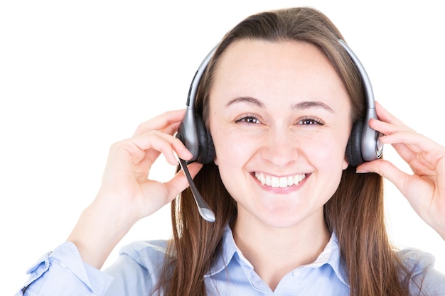 Consulente della donna del call center in cuffia fiduciosa e felice con un grande sorriso naturale che ride