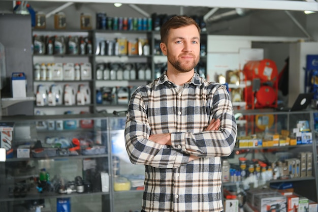 consulente di vendita in un negozio di ricambi e accessori per auto