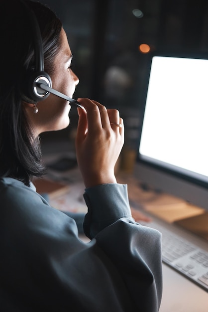 Consulente donna d'affari e call center nell'assistenza clienti o nel servizio di telemarketing per la notte in ufficio Agente dipendente donna in consulenza di consulenza o hotline che lavora il turno in ritardo