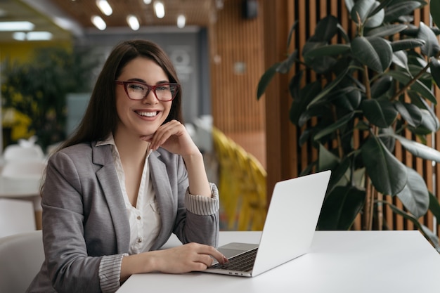 Consulente finanziario di successo seduto sul posto di lavoro