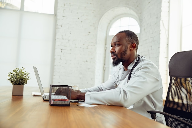 Consulenza medica afroamericana per il paziente che lavora nell'armadio da vicino