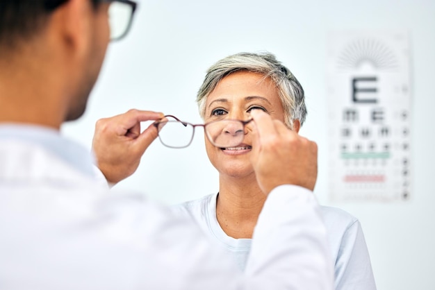 Consulenza optometrica e medica con una donna anziana e un medico per occhiali e lenti per la cura degli occhi Oftalmologia e vista sanitaria con un paziente anziano in clinica per esame della vista e prescrizione