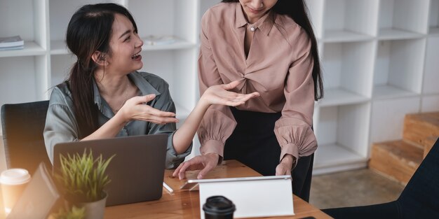 Consultazione del team di gestori di fondi e discussione sull'analisi del mercato azionario di investimento tramite tablet digitale.