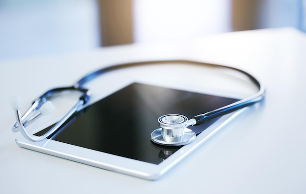 Consultazione di app mediche online tecnologia tablet e stetoscopio nel servizio di accesso sanitario ux Accesso all'innovazione digitale alla medicina medico e connessione alla rete Internet di comunicazione mobile