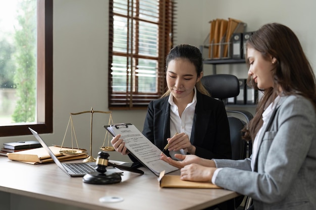 Consultazione di una donna d'affari e di un avvocato o di un giudice consulente che ha un incontro di squadra con il cliente Concetto di diritto e servizi legali