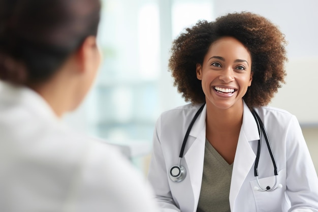 Consultazione ispiratrice: un medico nero offre assistenza sanitaria e feedback con un sorriso