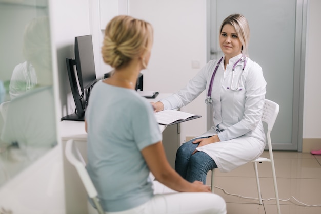 Consulto medico giovane donna in ospedale