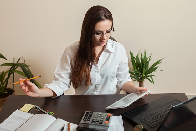 Contabile femminile mani che tengono tablet pc