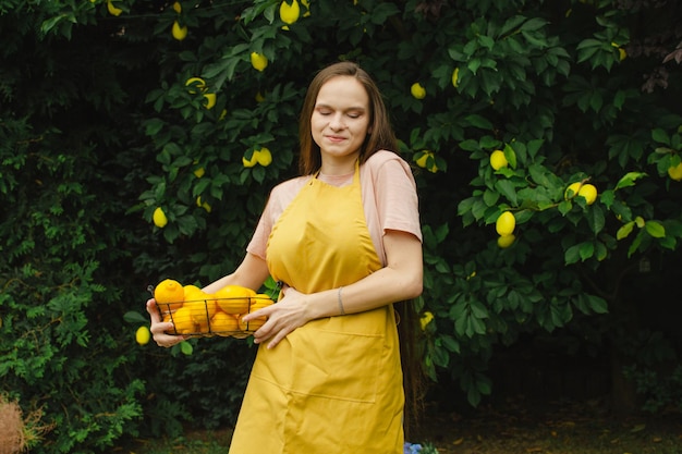 Contadina con un cesto di limoni nelle sue mani