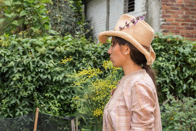 Contadina latina con cappello in una fattoria in attesa