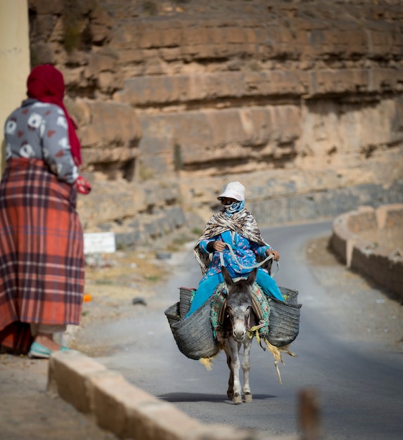 contadina su un asino in Marocco