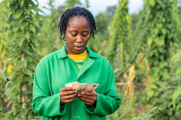 contadino africano che conta i suoi soldi