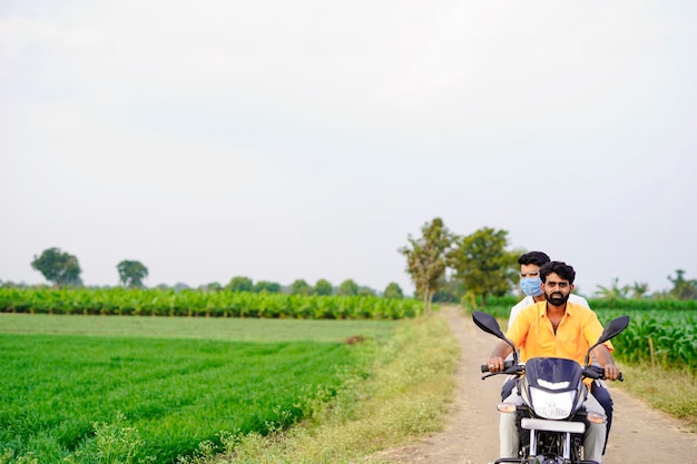 Contadino e agronomo indiano in sella alla bicicletta
