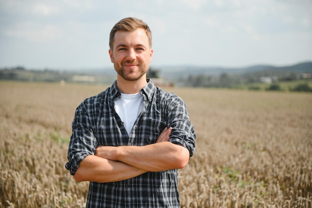 Contadino In Piedi Nel Campo Di Grano Al Raccolto