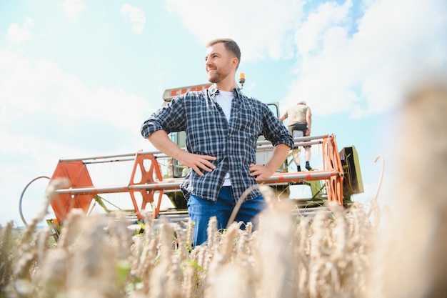 Contadino In Piedi Nel Campo Di Grano Al Raccolto