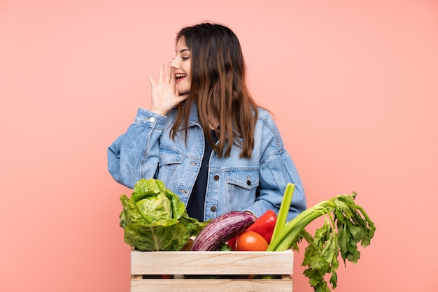 Contadino in possesso di un cesto pieno di verdure fresche