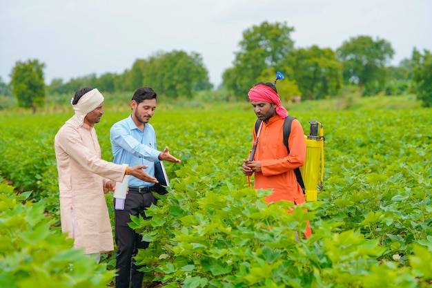 Contadino indiano Discutere con l'agronomo presso Farm e raccogliere alcune informazioni