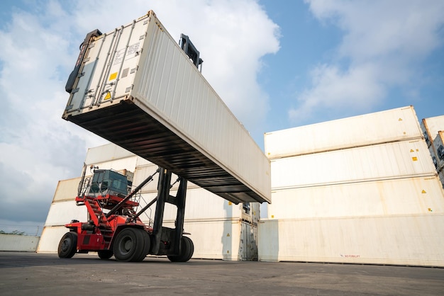 Container per spedizioni all'estero in cantiere con macchinari pesanti