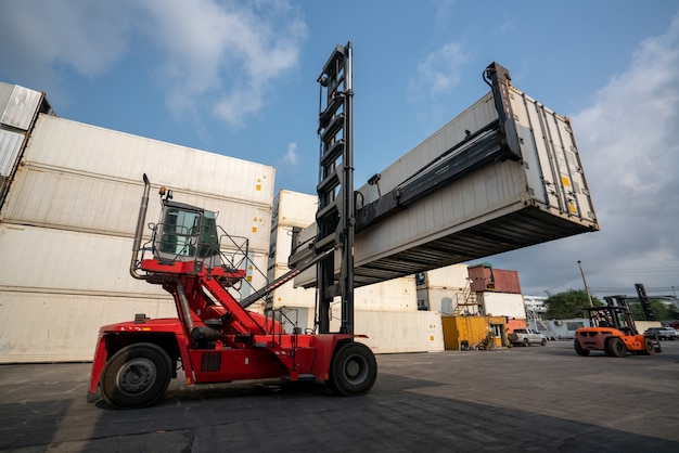 Container per spedizioni all'estero in cantiere navale con macchina pesante.