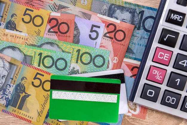 Contanti e carta di credito con banconote in dollari australiani