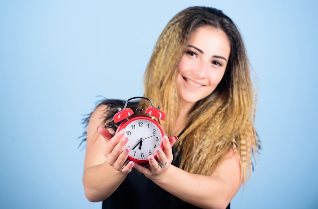 Contare il tempo fino alla scadenza Superlavoro o essere in ritardo È ora Riparazione orologi Pochi minuti Gestione del tempo Puntualità e disciplina Bella ragazza che gestisce il suo tempo Donna con sveglia rossa