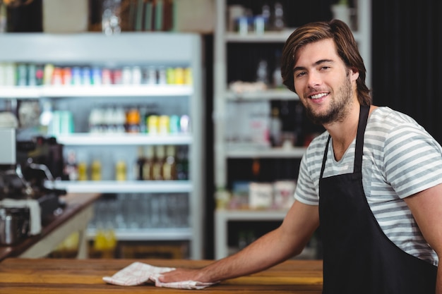 Contatore del caffè di pulizia del cameriere