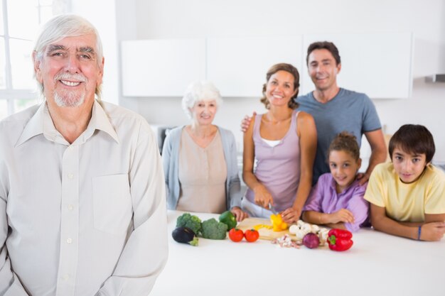 Contatore di cucina in piedi del nonno felice