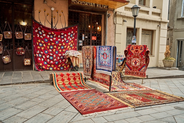 Contatore stradale di tappeti tradizionali per strada a Tbilisi.