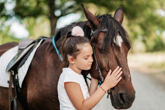 Contatto emotivo con il cavallo. La ragazza va a cavallo in estate.