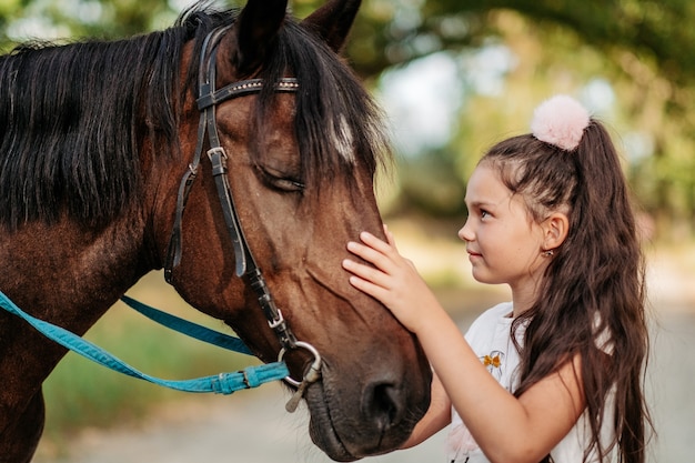Contatto emotivo con il cavallo. La ragazza va a cavallo in estate.