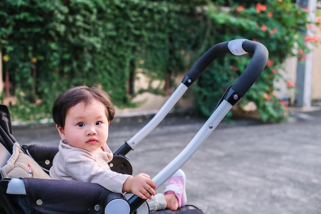 Contatto visivo asiatico del bambino appena nato con la carineria della mamma dei bambini con la famiglia felice sul materasso morbido