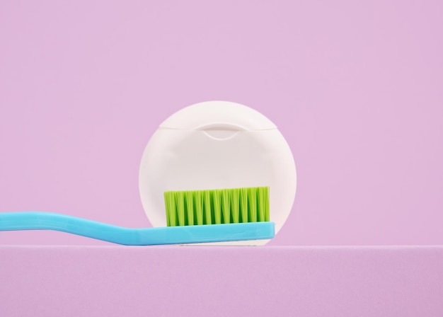 Contenitore bianco per il filo interdentale e spazzolino da denti dai colori vivaci