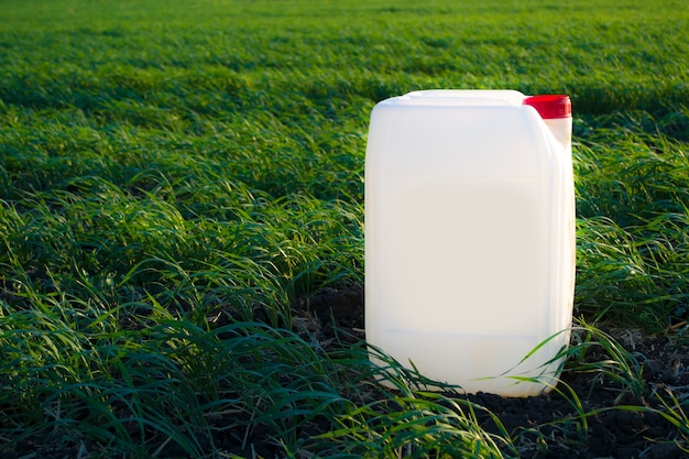 contenitore bianco sullo sfondo di contenitori chimici per l'agricoltura