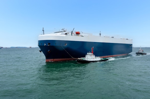 Contenitore della nave Corgo in silhouette e sopra la luce del sole la sera in vista aerea del mare aperto