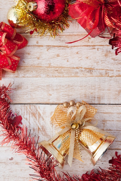 Contenitore di regali di Natale con decorazioni e palla di colore su sfondo bianco di legno vintage