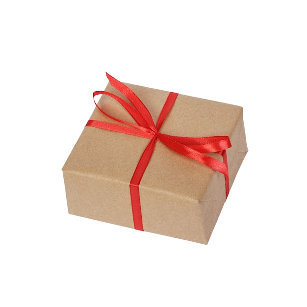 Contenitore di regalo avvolto in carta riciclata marrone con la vista superiore dell'arco rosso del nastro isolata su fondo bianco, percorso di ritaglio incluso